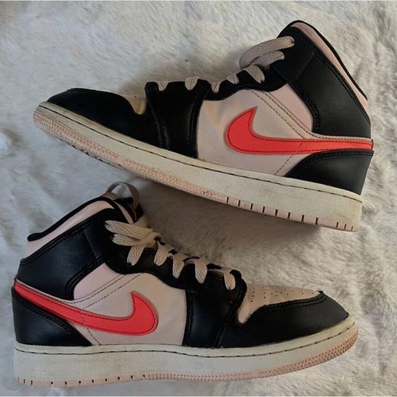 Jordan 1 Mid 'Black Crimson Pink' (GS) 554725-604v Sz 5Y Women Sz 7 - Picture 3 of 9